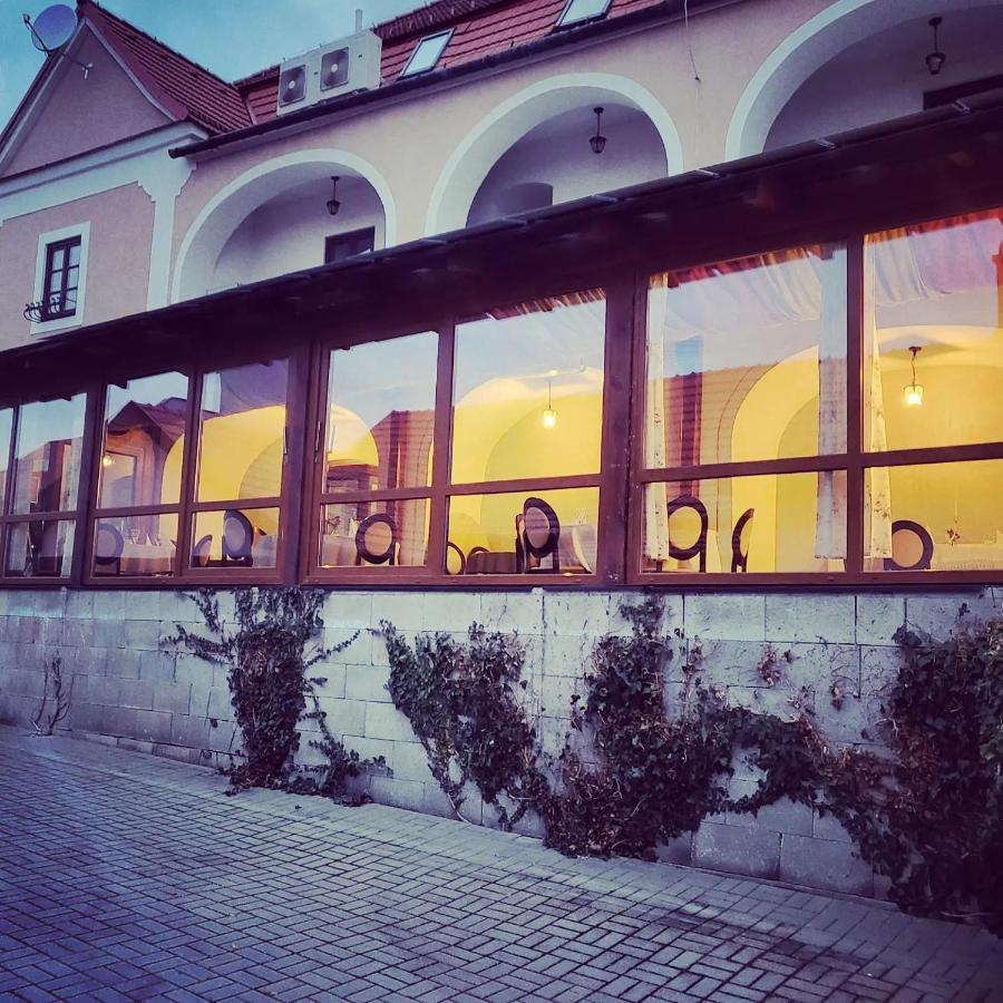 Hotel Kastiel Ottlyk Bánovce nad Bebravou Exterior foto