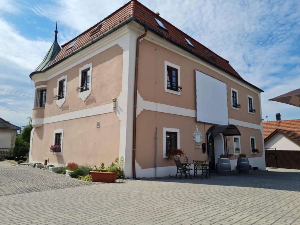 Hotel Kastiel Ottlyk Bánovce nad Bebravou Exterior foto